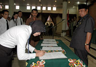 Wabup H Samsuri Aspar (kanan) menyaksikan salah seorang perwakilan PNS beragama Islam menandatangani berita acara pelantikan dan pengambilan sumpah/janji