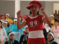 Seorang remaja putri melakukan senam Pocharena bersama peserta lainnya sebagai pemanasan sebelum dimulainya lomba
