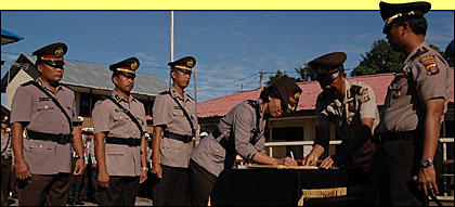 Kapolres Kukar AKBP Drs Darmawan Sutawijaya SE MH (kanan) menyaksikan para perwira di jajarannya menandatangani kontrak kerja