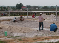 Kesibukan para pekerja CV VMU mengerjakan arena cabor Bola Voli Pantai yang akan digunakan dalam Porprov III Kaltim 2006 di Tenggarong