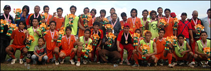 Pemain dan ofisial tim sepakbola Samarinda usai meraih medali emas Porprov III Kaltim 2006 di Tenggarong