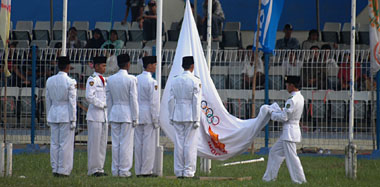 Upacara penurunan bendera KONI menandai penutupan Porprov III Kaltim 2006 di Tenggarong