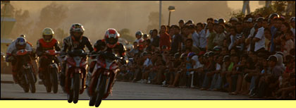 Suasana TC balap motor Kukar yang menarik perhatian warga Tenggarong
