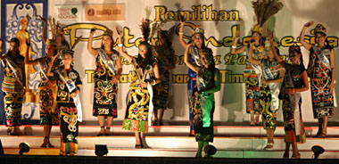 Seluruh finalis PPI Kaltim 2005 ketika tampil dalam busana tradisional Dayak
