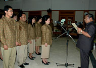 Wabup H Samsuri Aspar saat mengukuhkan pengurus PPTI Kukar 2007-2011