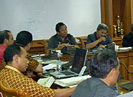 Asisten II Pemkab Kukar Samuel Robert Djukuw (tengah) menyatakan Pemkab Kukar akan turut ambil bagian dalam Paviliun Indonesia di Taman Nusa, Bali
