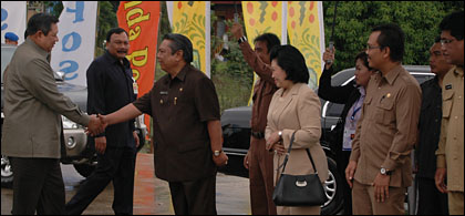 Presiden SBY disambut Plt Bupati Samsuri Aspar dan pejabat Muspikab Kukar setiba di dermaga PLTGU Tanjung Batu, Tenggarong Seberang, Sabtu (05/07) kemarin
