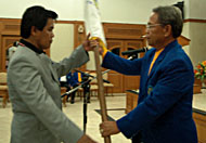 Ketua Pengcab PSSI Kukar AR Ruznie Oms saat menerima bendera organisasi dari Ketua Pengda PSSI Kaltim H Harbiansyah Hanafiah