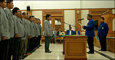 Suasana pengukuhan para personil Pengcab PSSI Kukar periode 2006-2011 di Pendopo Wakil Bupati Kukar, Tenggarong, Senin (18/09) malam