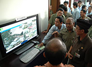 Asisten I H Adji Ridwan Sya'ranie menyaksikan situasi seluruh ibu kota kecamatan melalui monitor
