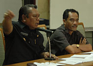 Wakil Bupati Kukar H Samsuri Aspar didampingi Kepala Dinas Sosial Drs Fahrodin ketika memberikan pengarahannya