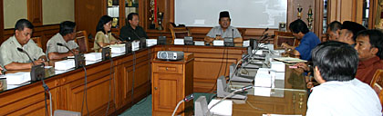 Bupati Kukar H Awang Dharma Bakti (tengah) saat memimpin rapat koordinasi dengan kepala dinas/instansi Pemkab Kukar