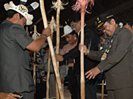 Gubernur Kaltim Yurnalis Ngayoh (kanan) bersama Plt Sekkab HM Aswin dan pejabat lainnya mengawali upacara Mecaq Undat dengan menumbuk beras bersama-sama