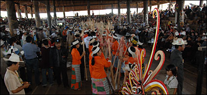 Suasana upacara Mecaq Undat yang berlangsung meriah di Lamin Amin Bioq, Desa Ritan Baru, Kecamatan Tabang, Minggu (11/05) lalu
