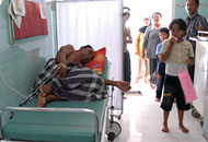 Seorang pasien terpaksa ditempatkan di lorong salah satu bangsal RSUD AM Parikesit