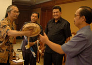 Franki Raden (kiri) menyerahkan cenderamata berupa alat musik gendang khas Indian kepada Ketua LPKK H Syamsul Khaidir