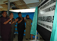 Didampingi Wabup Samsuri Aspar, Camat Marang Kayu Hj Yuni Astuti membuka selubung papan nama kantor Desa Sambera Baru