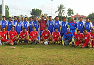 Tim Muspika dan masyarakat Samboja (biru) foto bersama tim BPMIGAS-Total E&P Indonesie (merah) sebelum bertanding