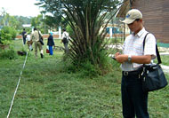 Para anggota tim Bawasprov Kaltim melakukan pengukuran lahan gedung Sandisa, Sanga-Sanga