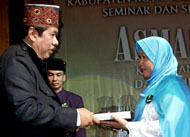 Bupati Kukar H Syaukani HR menyerahkan bantuan Al Qur'an berhuruf Braille kepada pengurus Qori/Qoriah Tuna Netra