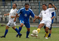 Wakapolres Kukar I Gede Yusa dibayang-bayangi striker haus gol Fathurrahman, menghalau bola dari daerah pertahanannya
