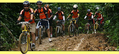 Jalan berlumpur pun mesti dilewati para peserta Jambore Sepeda Gunung