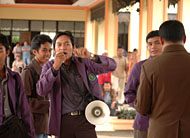 Mahasiswa Unikarta ketika berorasi dalam aksi damainya di depan Ruang Sidang Utama DPRD Kukar