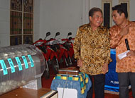 Ketua DPRD Kukar H Bachtiar Effendi (kiri) tersenyum gembira setelah mengetahui hadiah utama Simpedes BRI Tenggarong Periode I/2005 jatuh kepada warga Kukar