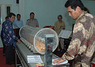 Penarikan undian hadiah utama Simpedes BRI oleh Asisten III Pemkab Kukar AR Ruznie Oms (kiri)