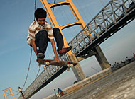 Taman pedestrian Jembatan Kartanegara menjadi tempat favorit anak muda kota Tenggarong untuk bermain skateboard