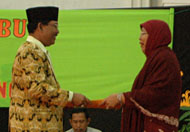 Mantan Kepsek SMAN 1 Tenggarong Yasir menyerahkan piagam penghargaan sekolah terbaik yang diraih pada tahun 2006 kepada Kepsek yang baru, Ny Hj Satriah Simbolon