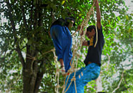 Dua orang pelajar tengah memanjat tali dalam kegiatan Outbound bersama Smart Club Kukar