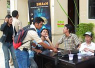Tampak sejumlah mahasiswa Unikarta saat mendaftarkan dirinya untuk mengikuti Training SMASH