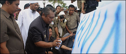 Wabup Samsuri Aspar mengawali aksi pengumpulan tanda tangan di atas spanduk sebagai bentuk dukungan moril terhadap Bupati H Syaukani HR