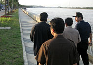 Bupati Kukar H Syaukani HR (kanan) mendengarkan penjelasan Kadis PU Kukar Sugiyanto sambil menyusuri jalur pedestrian di tepi Mahakam