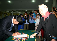 H Syaukani HR (kiri) disaksikan Hj Darmi Subari saat menandatangani berita acara pelantikan