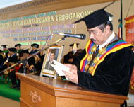 Rektor Unikarta Drs H Syaukani HR MM saat menyampaikan sambutannya usai mewisuda 404 sarjana Unikarta