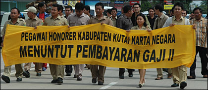 Para pegawai T3D melakukan <i>long march</i> dari gedung DPRD menuju Kantor Bupati Kukar