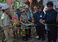 Asisten IV Setkab Kukar Ruznie Oms menjalani ritual adat suku Dayak Kenyah sebelum memasuki Desa Belayan