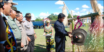 Disaksikan pejabat Muspika Tabang, AR Ruznie Oms melakukan pemukulan gong sebagai tanda dimulainya Natal Gabungan GKII Wilayah Sungai Belayan 