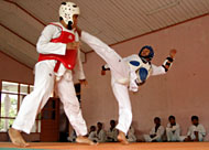 Dua taekwondoin Kukar saling beradu dalam ajang seleksi akhir yang berlangsung di Aula KNPI Kukar tadi siang