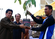 Wagub Kaltim Farid Wadjdy (kiri) menyerahkan bibit pohon Lai kepada masyarakat