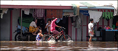 Selama banjir datang, aktivitas warga Tanjong tetap berjalan normal
