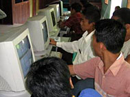 Kendati jumlah komputer cukup terbatas, para peserta tetap antusias belajar memanfaatkan internet