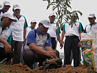 Plt Sekkab HM Aswin mengawali penanaman bibit pohon sumbangan PT Telkom