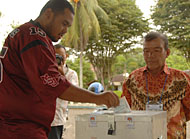 Salah seorang warga Tenggarong memberikan suaranya di TPS 5 Kelurahan Panji