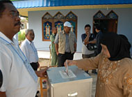 Suasana pemungutan suara pada Pilgub Kaltim 2008 di salah satu TPS di Tenggarong. Tahun ini, warga Kaltim kembali bakal memilih Gubernur periode berikutnya