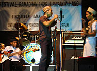 Para personil Artamas Band unjuk kebolehan di atas pentas Festival Ramadhan Rapak Mahang