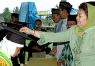 Istri Bupati Kukar Ny Hj Dayang Kartini Syaukani saat mewisuda salah seorang santri