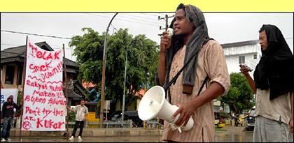 Korlap Gerakan Mahasiswa Anti Program Konyol, Hussein, saat berorasi di Jalan Jenderal Sudirman, Tenggarong